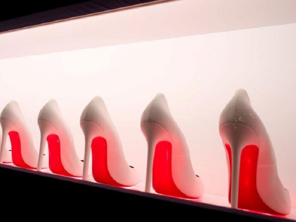 Exor di John Elkann compra le scarpe con suola rossa di Christian Louboutin