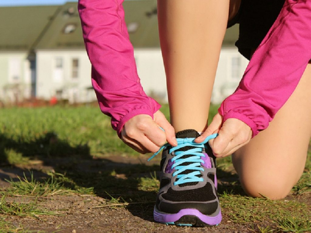 Esercizi di stretching e di riscaldamento prima di ogni attività sportiva sono utili per prevenire la distorsione alla caviglia: ecco tutti i consigli