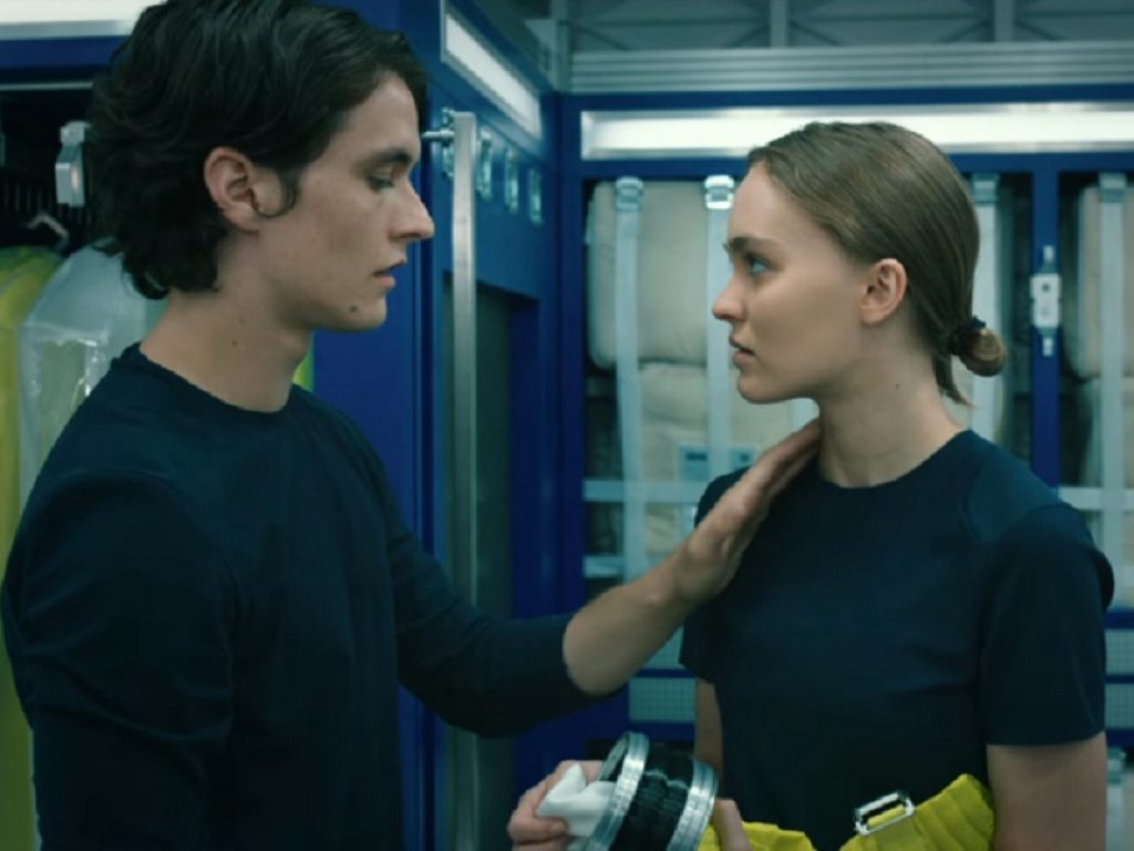 Lily-Rose Depp e Tye Sheridan nel film Voyagers