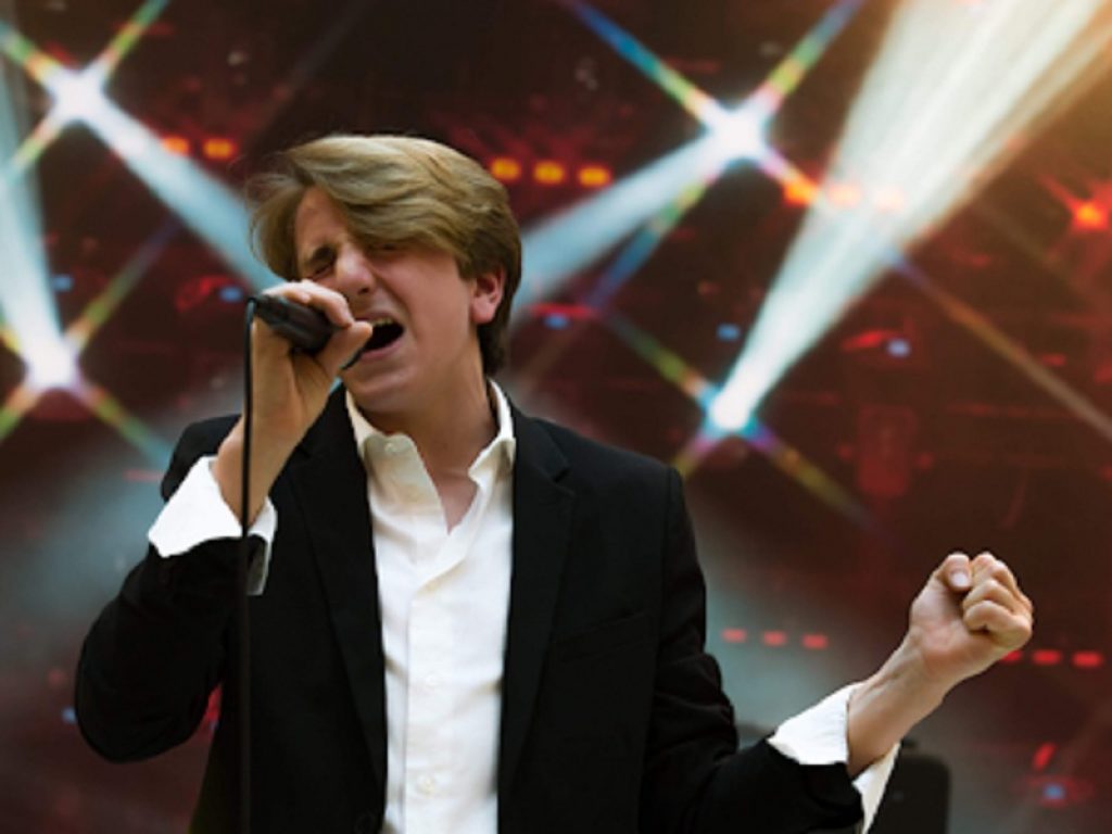 "Come un Re" è il singolo che segna il debutto discografico del giovane cantautore Ser Joe, nome d'arte di Sergio Salvini