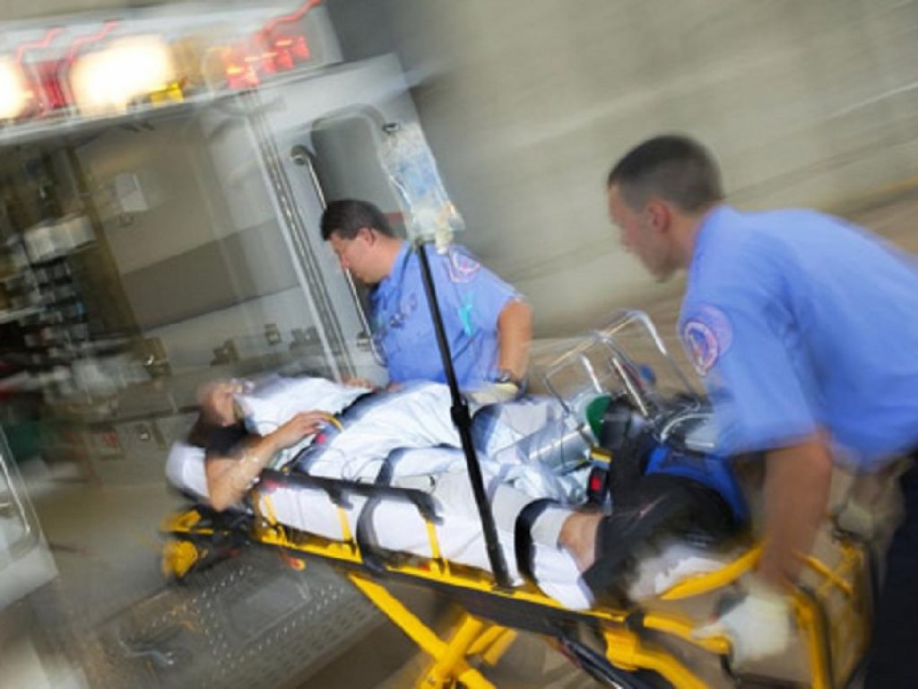 Shock settico, paziente su barella viene caricato in ambulanza da due infermieri