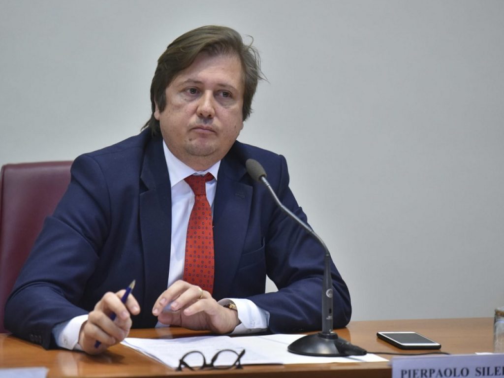 Covid, cambio di regole fra un mese. Come annuncia il Sottosegretario alla Salute Sileri, saranno "un mix fra Gran Bretagna ed Emilia-Romagna"