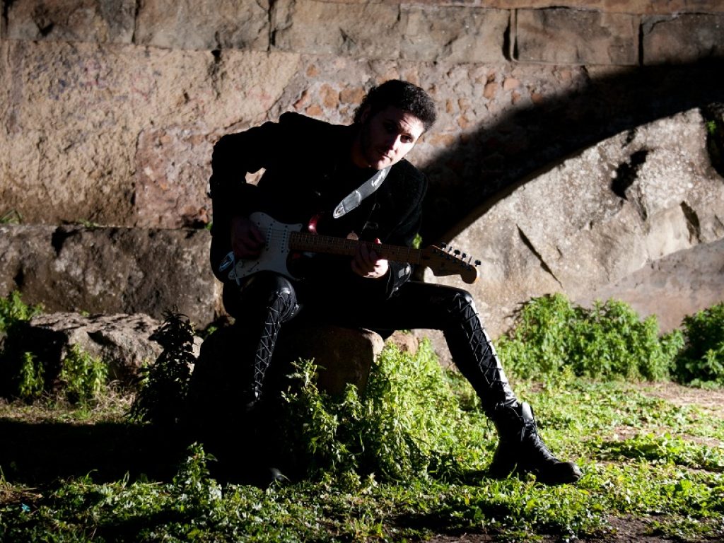 Il cantante Simone Cozzetto con la sua chitarra