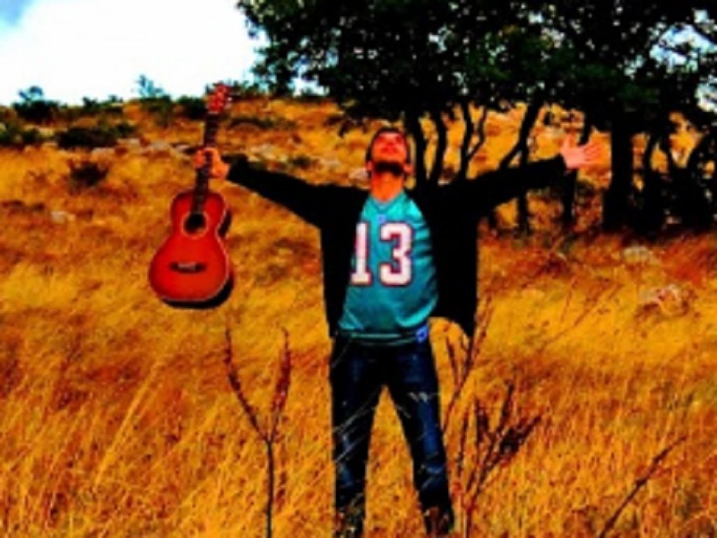 Il cantante Stabile con la sua chitarra