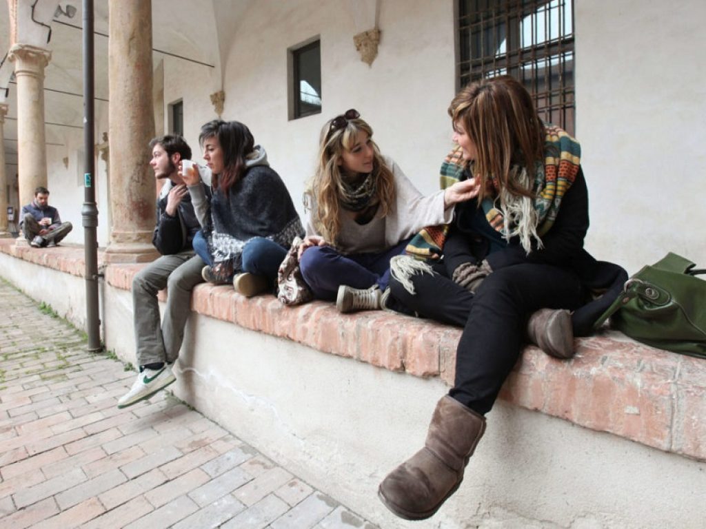 Studenti sul muretto del Dams di Bologna