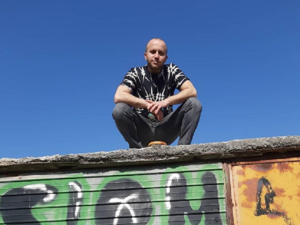 "Il tempo passa" è la canzone d'esordio del cantante Taulant Hoxha