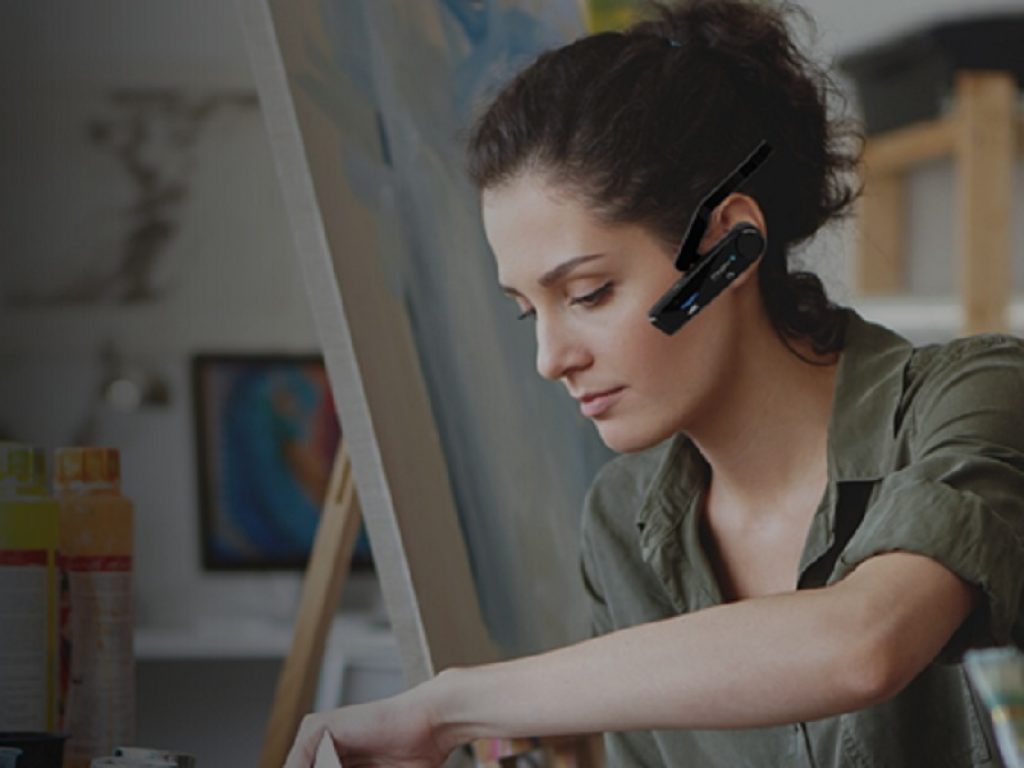 È rivoluzione nel mondo delle riprese video grazie alla Onegear Vlogger Cam: permette di condividere la propria visuale, lasciando le mani libere