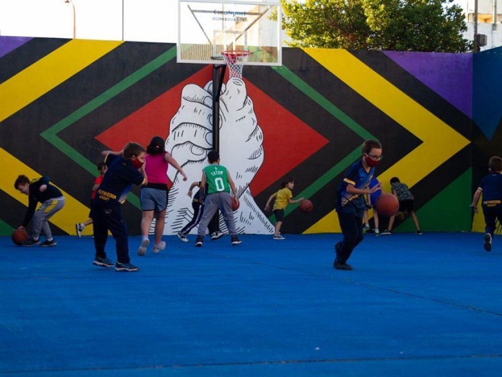 L'associazione Slums Dunk dei cestisti Bruno Cerella e Tommaso Marino dà un nuovo volto al campetto dell'Academy a Bahia Blanca, in Argentina