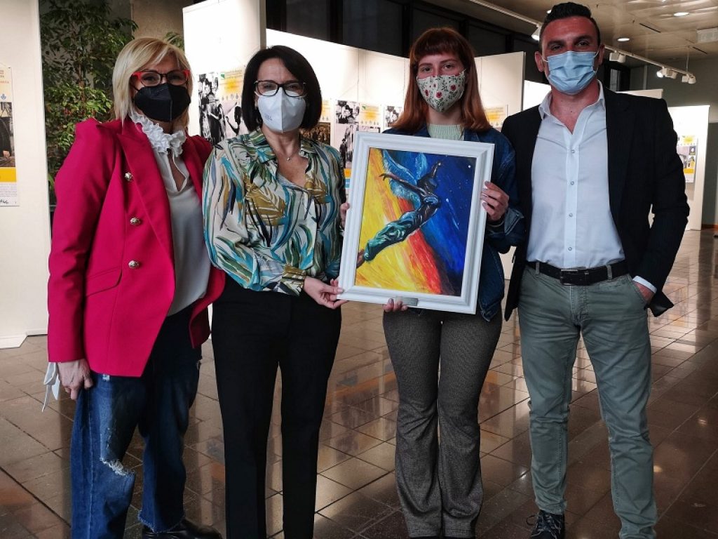 Gli studenti del "Belluzzi-Da Vinci" di Rimini donano alla Regione il quadro "Libertà", realizzato nell'ambito del progetto "Le imprese delle donne"