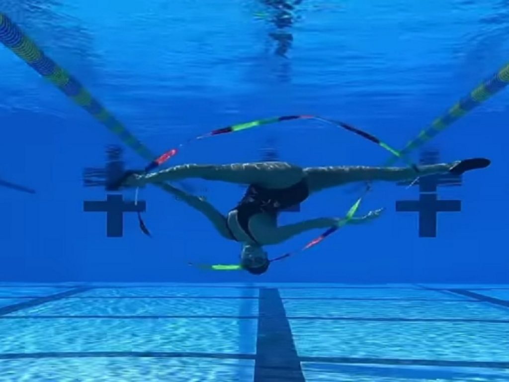 La ginnasta Kristina Makushenko si esibisce sott'acqua, video