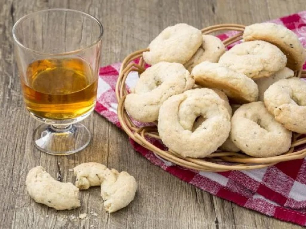 Vermouth e biscotti, liquori