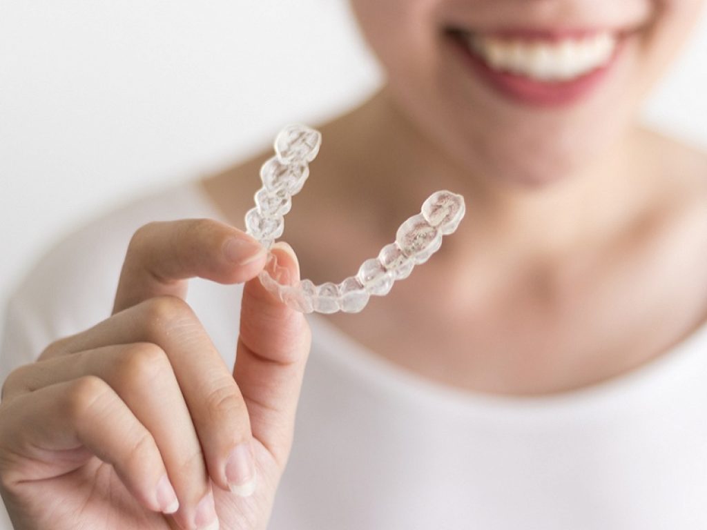 Apparecchio trasparente per denti, ortodonzia