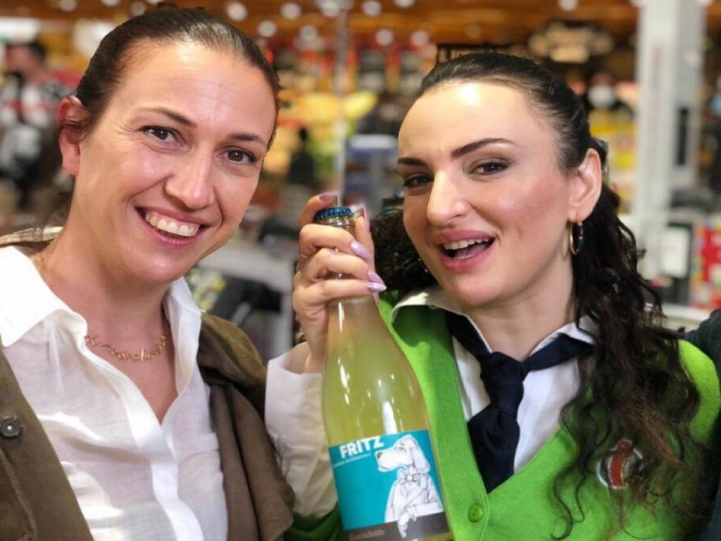 Arisa indossa i panni di una cassiera canterina all’Iper Rubicone di Savignano per lo spot di Lamanna: la cantante è protagonista del cortometraggio "Adda passà 'a nuttata"