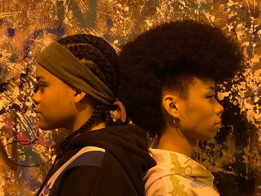 Le due cantanti Blue Channel, musica