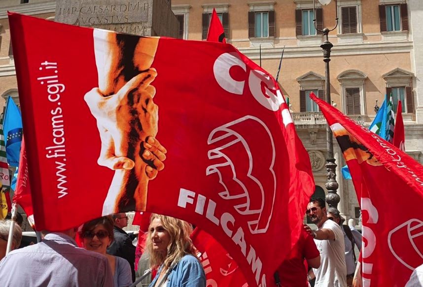 Cgil e Uil proclamano lo sciopero generale per giovedì 16 dicembre contro la Manovra del Governo Draghi. L'agitazione durerà otto ore, la Cisl si sfila