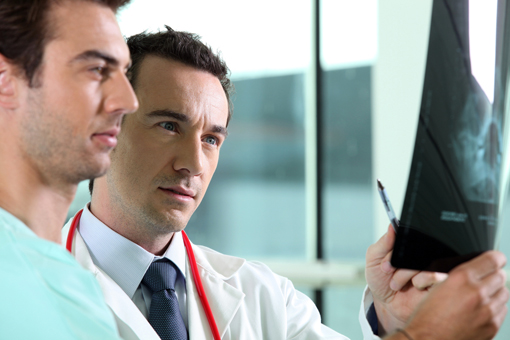 Medici osservano frattura del femore da radiografia, salute harvard vegetariani