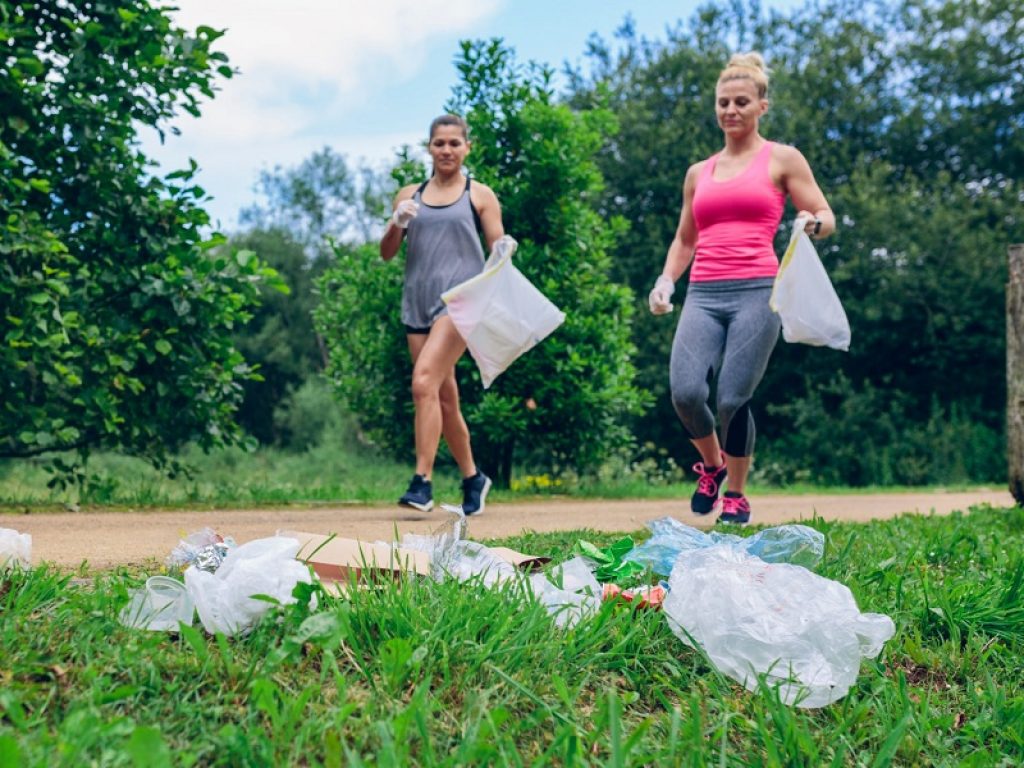 Raccogliere rifiuti mentre si corre: spopola il plogging