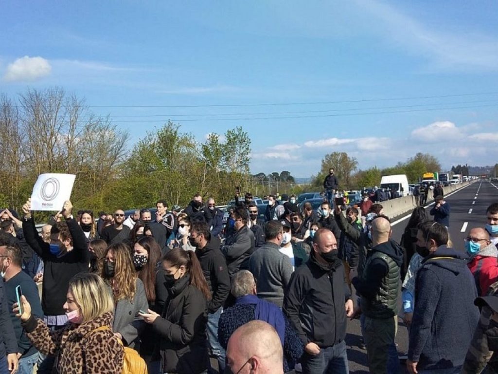 I ristoratori in protesta bloccano l’A1 nei pressi di Firenze: code chilometriche e caos, un'auto investe un manifestante per superare il blocco