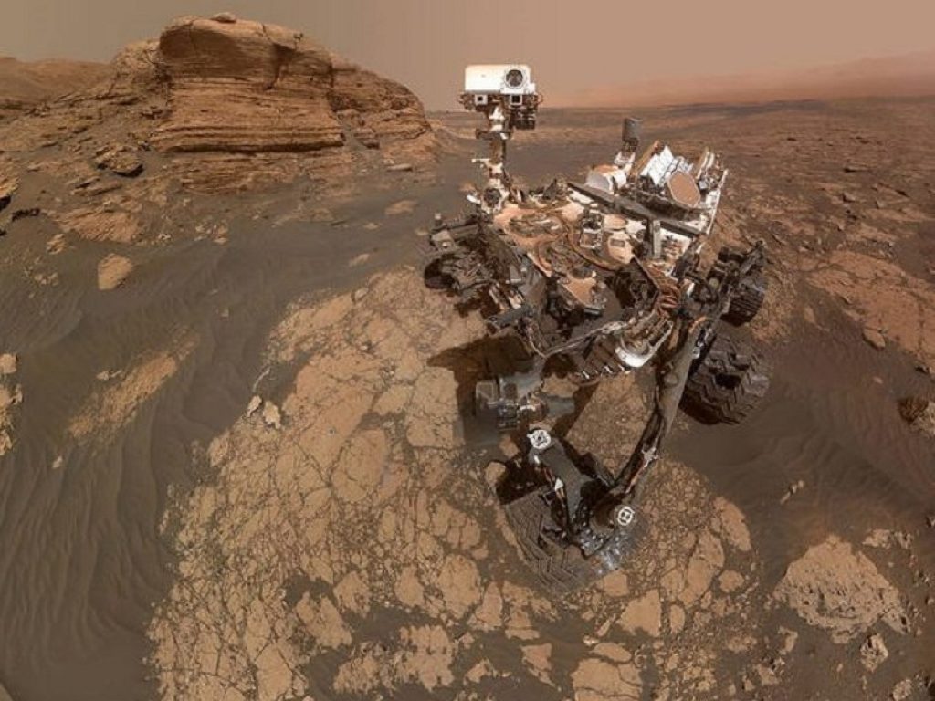 Il rover marziano Curiosity si scatta un selfie composto da 60 immagini del Mars Hand Lens Imager (MAHLI) sul braccio robotico