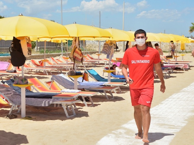 Bagnino in spiaggia con mascherina, Covid