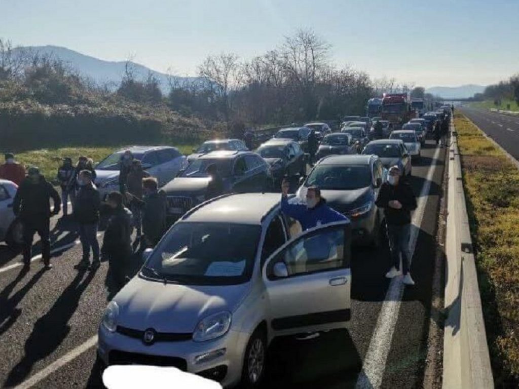 Mercatali in protesta sull’autostrada del Sole, bloccata la direttrice Roma-Napoli: traffico in tilt in Campania da Caserta Sud