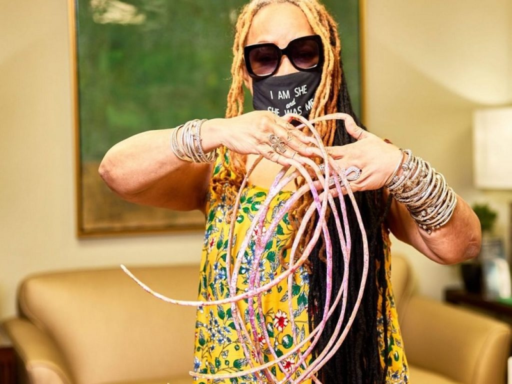 Donna con le unghie più lunghe del mondo