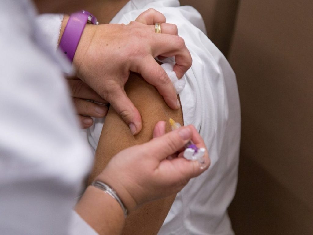 Sindrome coronarica acuta: i vaccini antinfluenzali possono ridurre gli eventi avversi cardiovascolari maggiori fino a un terzo rispetto al placebo