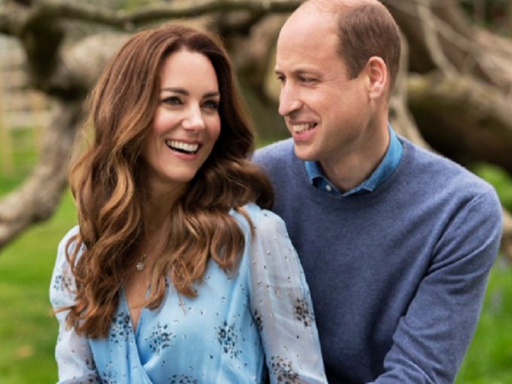 William e Kate festeggiano il loro anniversario di matrimonio con due nuovi scatti ufficiali. Ad immortalarli il fotografo Chris Floyd