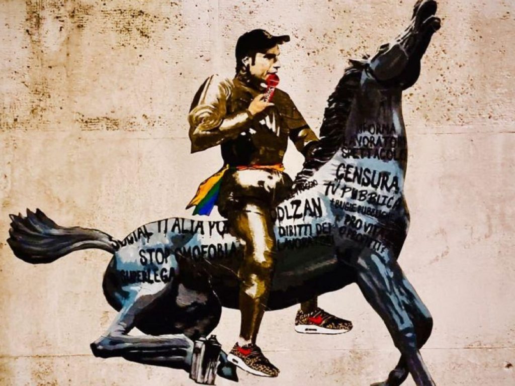 Fedez in sella al cavallo della Rai nella nuova opera dello street artist Harry Greb: intitolata "Non è la Rai", si trova a Roma in via Podgora vicino viale Mazzini