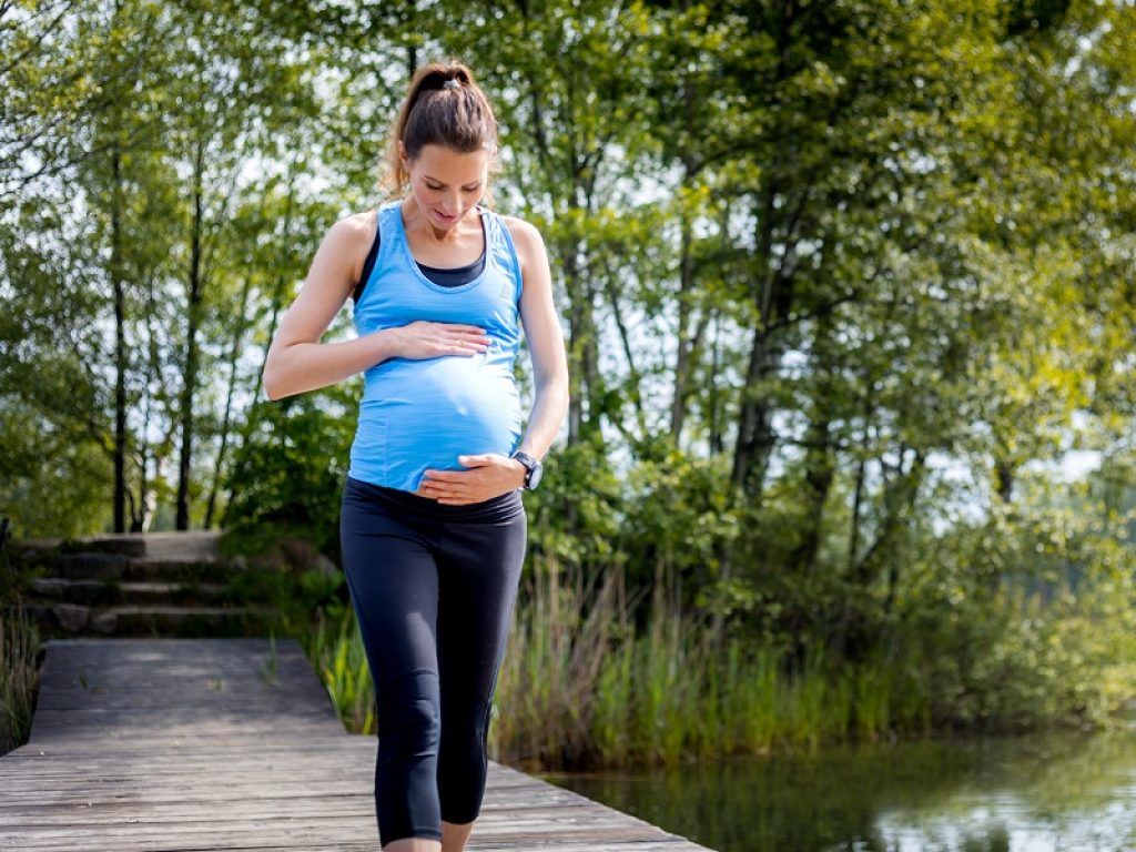 L’attività fisica in gravidanza previene l’aumento di peso, mantiene attivo il metabolismo e il sistema cardiocircolatorio, migliora l’umore