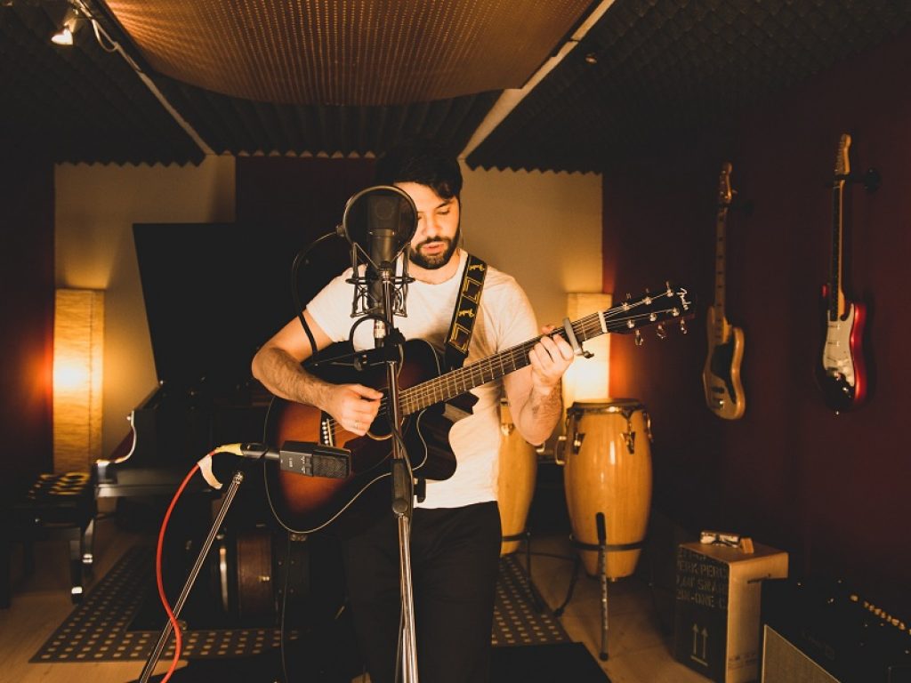 Santoianni torna con il nuovo singolo "Exit": il brano è disponibile in rotazione radiofonica e online sulle piattaforme digitali