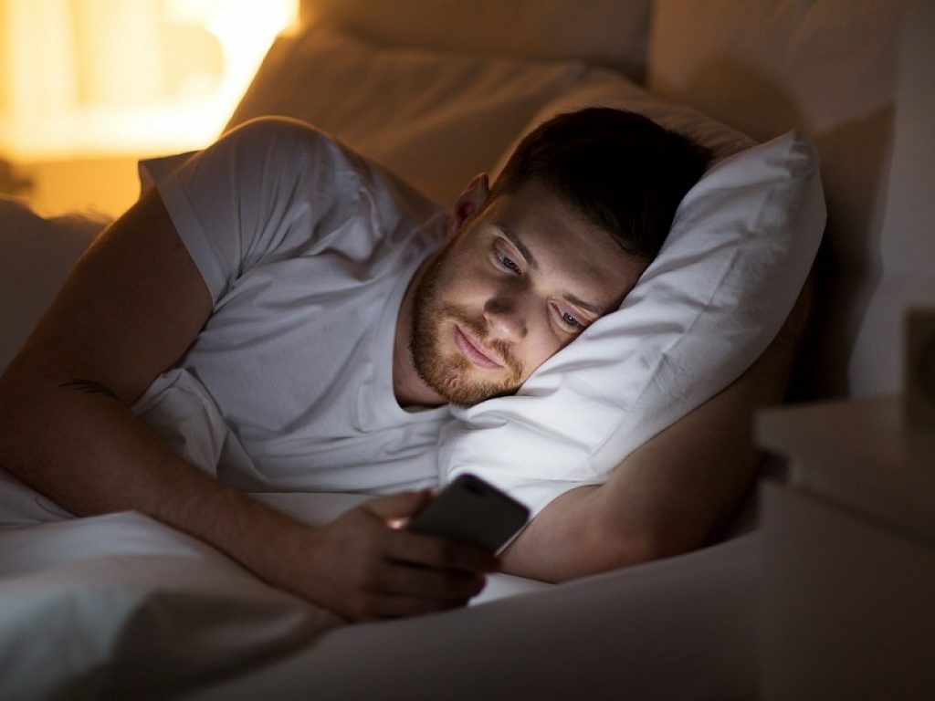 smartphone letto dormire record telefonici