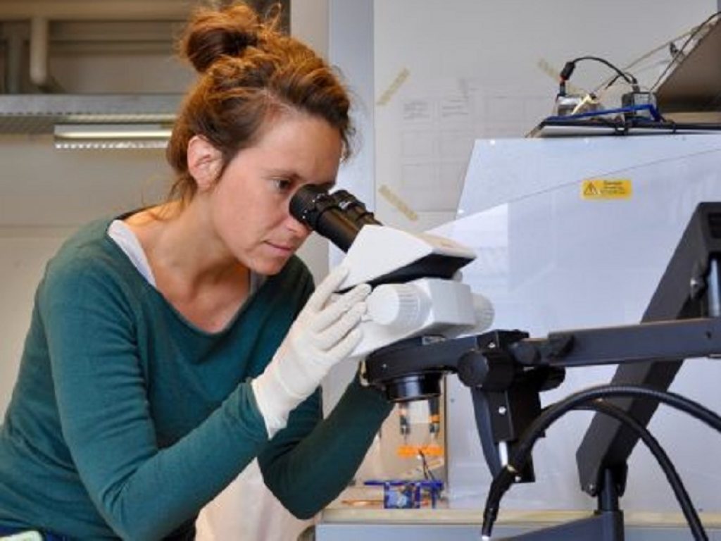 Bianca Silva al lavoro (Credits: Yann Bernardinelli)