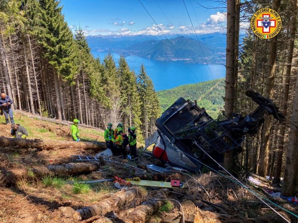 Tragedia sul Lago Maggiore: si stacca e precipita una cabina della funivia Stresa-Mottarone, almeno 8 i morti