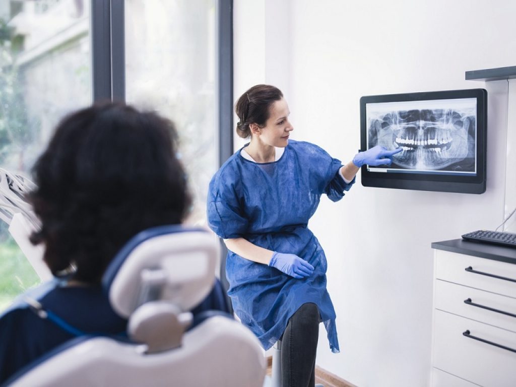 Il trattamento di implantologia a carico immediato permette di posizionare la protesi, che funge da nuovo dente artificiale, nell’arco delle 72 ore successive