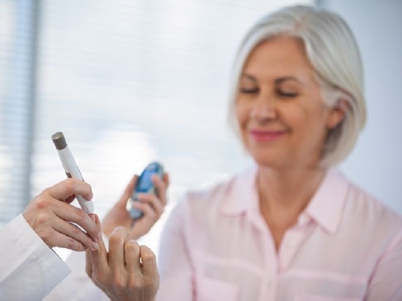 Nei pazienti anziani con diabete, il mantenimento della stabilità dei livelli di emoglobina glicata in precisi intervalli target è associato a una minore probabilità di sviluppare complicanze microvascolari e macrovascolari, secondo i risultati di uno studio pubblicato sulla rivista BMJ Open Diabetes Research and Care. Il diabete aumenta il rischio di complicanze micro/macrovascolari e della mortalità. Le prime generano costi elevati relativi alle cure, stimati tra un terzo e la metà dei costi medici diretti, e la tendenza della loro incidenza sembra essere in aumento. Diversi studi hanno illustrato la relazione complessa tra il controllo glicemico e il danno d'organo, in particolare nel diabete di tipo 2. La riduzione dei livelli medi di emoglobina glicata (HbA1c) diminuisce il rischio di complicanze microvascolari, ma questo parametro potrebbe non influenzare in modo coerente il rischio di malattie cardiovascolari o di mortalità. Ulteriori informazioni sui rischi possono essere fornite dall’analisi della variabilità dell’HbA1c nel tempo, che è risultata essere un fattore di rischio significativo per complicanze e mortalità microvascolari e macrovascolari. La sua variazione in due visite successive è un fattore di rischio indipendente rispetto ai livelli medi per lo sviluppo di queste complicanze, così come di complicanze a breve termine come l'ipoglicemia. Un parametro che va oltre i livelli medi di HbA1c La definizione e il raggiungimento di intervalli target personalizzati di emoglobina glicata rappresenta un potenziale percorso per limitare la variabilità glicemica e per ridurre i rischi a breve e lungo termine, in particolare per i soggetti anziani. Andando oltre le misure della HbA1c media e della sua variabilità, è stata resa operativa una misura della sua stabilità nel tempo, definita come il tempo trascorso in un intervallo glicemico target (time in range, TIR). Questo parametro cattura la variabilità della HbA1c utilizzando intervalli target personalizzati con limiti superiore e inferiore. Viene espressa come la percentuale di volte in cui i livelli di HbA1c di un paziente rientrano in intervalli univoci ed è stato dimostrato che un TIR più elevato è associato a un minor rischio di malattia cardiovascolare e di mortalità. «In questo studio abbiamo valutato l'associazione della HbA1c e del time in range con lo sviluppo e la progressione delle complicanze e micro/macrovascolari del diabete in un ampio campione nazionale di soggetti anziani diabetici» hanno premesso gli autori. Uno studio su un campione molto ampio di diabetici I dati a livello nazionale sono stati ottenuti dai database del Veterans Affairs e di Medicare tra il 2004 e il 2016. Nell’analisi sono stati inclusi quasi 400mila pazienti di almeno 65 anni di età, ognuno dei quali disponeva di 4 anni di dati sufficienti a stabilirne i valori di HbA1c e TIR, composti da un periodo iniziale di 1 anno per determinare la presenza di complicanze del diabete e per stimare l'aspettativa di vita, e da un periodo di riferimento di ulteriori 3 anni per stabilire gli intervalli target di emoglobina glicata e del TIR. Le complicanze e le comorbidità sono state aggiornate annualmente utilizzando le informazioni cliniche dell'anno precedente per stabilire l'intervallo target di HbA1c e il TIR dell'anno successivo. Tutti i pazienti hanno avuto almeno 12 mesi di follow-up prima della conclusione del periodo di studio. Un potenziale marker di rischio di complicanze maggiori e di mortalità Nei modelli che controllavano le caratteristiche del paziente e i livelli medi di HbA1c è emerso che un minore time in range è associato a rischi più elevati di sviluppare nuove complicanze microvascolari e macrovascolari e della loro progressione verso condizioni più gravi. «I nostri studi precedenti hanno mostrato che un TIR inferiore è associato anche a un aumento del rischio di mortalità e ictus/infarto del miocardio» hanno osservato i ricercatori. «Questi risultati suggeriscono che il time in range è un potenziale marker di rischio di complicanze maggiori e di mortalità tra gli anziani con diabete». Nel loro insieme, questi studi evidenziano che la stabilità della HbA1c all'interno di intervalli target personalizzati può trasmettere informazioni importanti e indipendenti sul rischio, che vanno oltre i soli livelli medi di emoglobina glicata. Cosa aggiunge questo studio Le persone che hanno trascorso la minor quantità di tempo con valori di HbA1c all'interno del TIR presentavano rischi più elevati di complicanze microvascolari e macrovascolari, sia nei modelli non aggiustati che in quelli aggiustati. Tra i soggetti con complicanze preesistenti, un TIR inferiore è stato associato alla progressione o allo sviluppo di complicanze più gravi (nefropatia, malattie cardiovascolari e malattie vascolari periferiche). La valutazione del time in range è risultata essere un predittore indipendente delle complicanze del diabete. Bibliografia Mohr Dc et al. Association of hemoglobin A1c time in range with risk for diabetes complications. BMJ Open Diabetes Research and Care 2022. Leggi