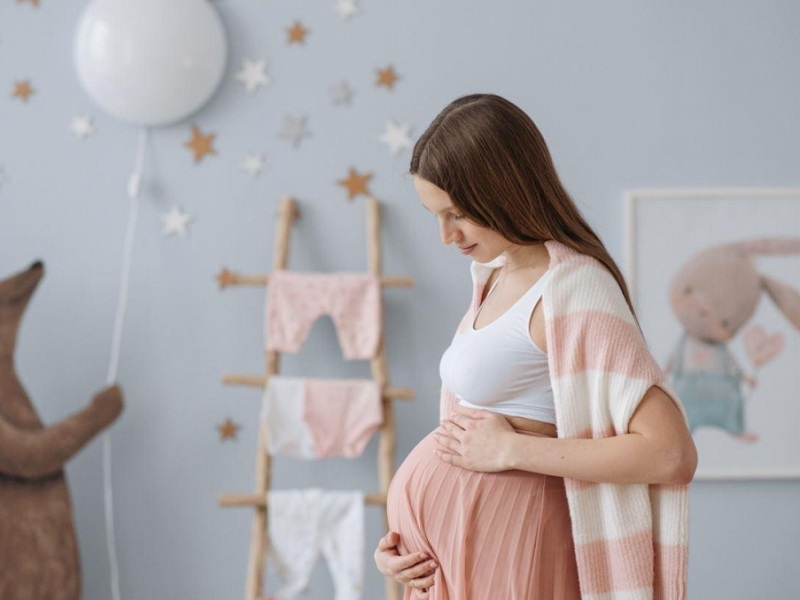 Si può viaggiare in gravidanza ma servono alcuni accorgimenti: l'aereo è  il mezzo più sicuro, ma è importante differenziare tra voli brevi e di lunga durata