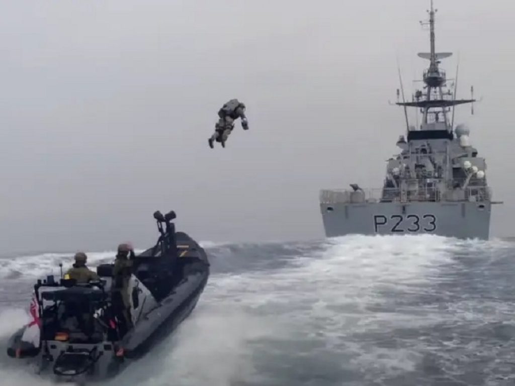 La marina britannica testa il Jet Suit