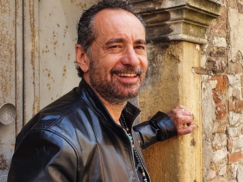 È su Youtube il video di "Alma Goodbye" il nuovo singolo, già in radio e in digitale, di Leandro Barsotti che torna a cantare l'amore e il suo mistero