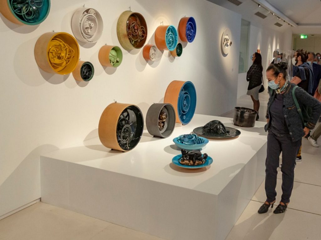 Al MIC di Faenza ha aperto la nuova sezione permanente sul design intitolata “Ceramiche popolari, design e rivestimenti, tra passato e futuro”
