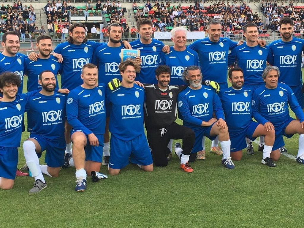 Nazionale di calcio attori in campo per Save The Children