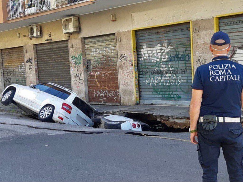 roma voragine auto