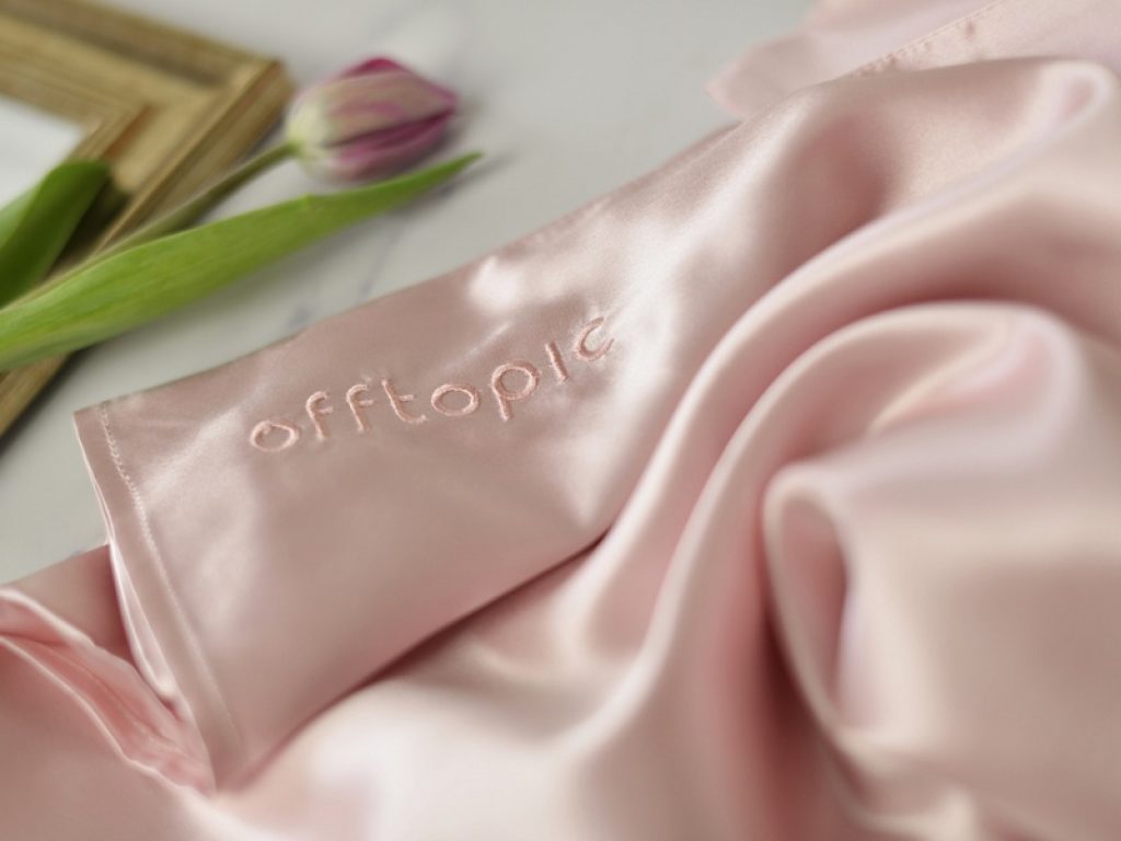 Offtopic è la startup ideata da due fratelli under 35 e dedicata al commercio di prodotti per pelle e capelli in seta naturale al 100%, con packaging riciclato e riciclabile