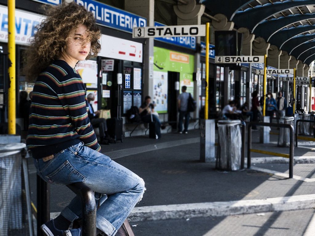 Adolescenti è il nuovo atteso singolo di Rebecca, disponibile sulle piattaforme streaming: è pubblicato da Goodfellas e distribuito da Believe