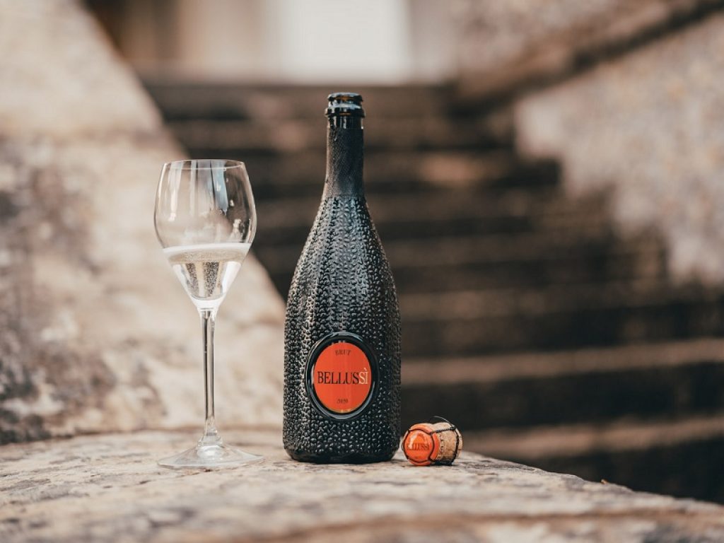 L’azienda Bellussi di Valdobbiadene ha rilanciato il suo celebre spumante brut: è nato BellusSì, un vino iconico nella forma e nel contenuto