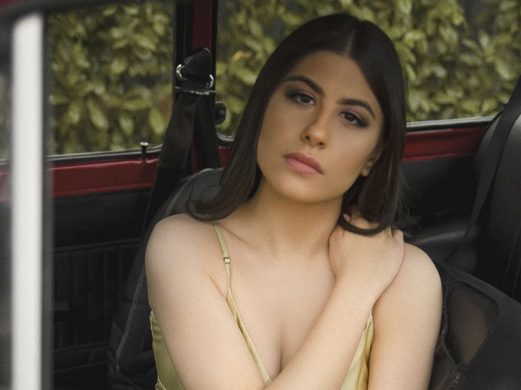 Ester Cesile tra malinconia e dolcezza canta la sua "Ocean Drive": il nuovo brano è su tutte le piattaforme streaming e in radio