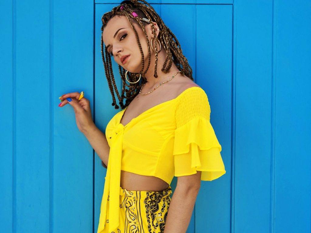 Serena De Bari online con il singolo Piña colada