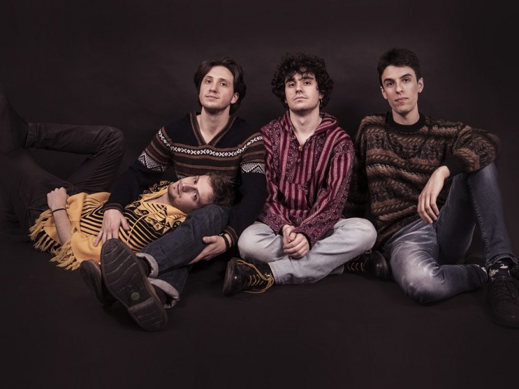 "Già cala il sole" è il brano d'esordio degli Aida