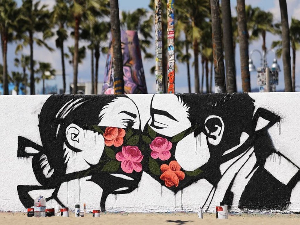 Ricciardi non raccoglie l'appello del direttore scientifico Francesco Vaia sulla libertà di bacio: "Solo tra vaccinati, sennò bisogna stare attenti"