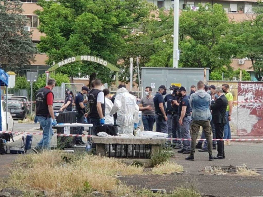 cadavere in una valigia colli aniene roma